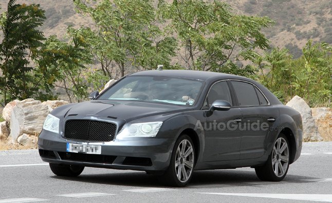 Šnipinėjimo nuotraukose užfiksuotas „Bentley Continental Flying Spur V8“ post thumbnail image