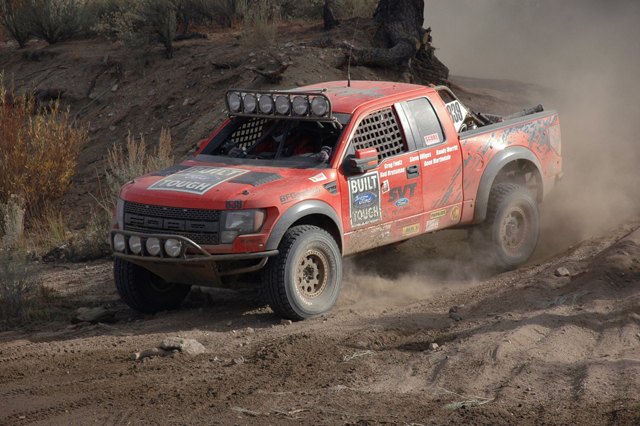 „Ford SVT Raptor R“ lenktyninis sunkvežimis gaus „Ecoboost“ V6 variklį post thumbnail image